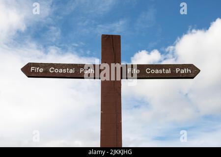 Un cartello per il sentiero costiero Fife a St Monans nel Neuk orientale di Fife. Foto Stock