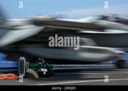 Oceano Pacifico, Stati Uniti. 02nd ago 2022. Il marinaio americano Naomi Roman dirige il lancio di un aereo da caccia EA-18G Growler assegnato ai Wizards of Electronic Attack Squadron 133, sul ponte di volo della portaerei di classe Nimitz USS Abraham Lincoln in corso con la flotta 3rd, 2 agosto 2022 nell'Oceano Pacifico. Credit: MC3 Michael Singley/Planetpix/Alamy Live News Credit: Planetpix/Alamy Live News Foto Stock