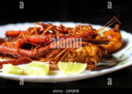 deliziosa cucina gamberi gamberi curry sul piatto in bella sfondo scuro Foto Stock