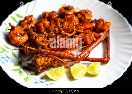 deliziosa cucina gamberi gamberi curry sul piatto in bella sfondo scuro Foto Stock