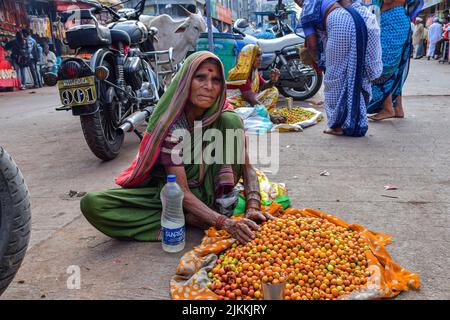 Tuljapur, India- Dicembre 19th 2019; Stock photo di 60 a 70 di età nonna indiana o donne anziane che indossano saree , vendendo frutta jujube sulla strada di ci Foto Stock