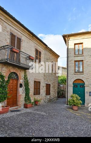 Una strada stretta tra le vecchie case di Civitanova alta, cittadina medievale delle Marche Foto Stock