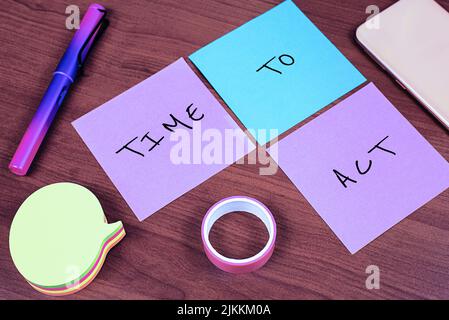 Visualizzazione concettuale Time to Act. Parola scritta su do it now Risposta immediatamente qualcosa deve essere fatto Notizie importanti scritte su tre Note sulla scrivania Foto Stock