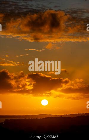 Una bella vista di un'alba sulle montagne Foto Stock