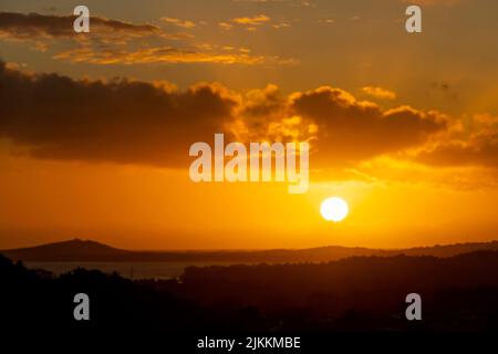 Una bella vista di un'alba sulle montagne Foto Stock