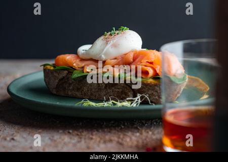 Un primo piano di pane alla griglia, toast con salmone e salsa. Foto Stock