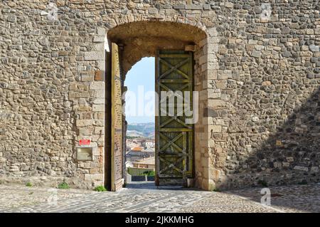 La porta d'ingresso del castello di Melfi, città della Basilicata in Italia. Foto Stock