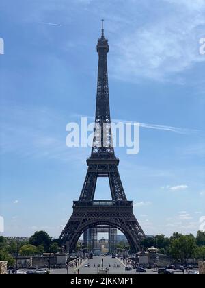 Uno scatto verticale della Torre Eiffel contro il cielo blu. Parigi, Francia. Foto Stock