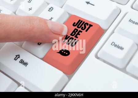 Mano scrittura segno appena essere voi. Internet Concept mantenere essere autentico unico voi stessi motivazione ispirazione -49050 Foto Stock