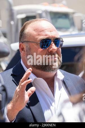 Austin, Stati Uniti. 02nd ago 2022. Austin, Stati Uniti. 2nd ago 2022. Affiancato da diverse guardie del corpo, IL capo degli Infowars ALEX JONES arriva al tribunale della contea di Travis per la testimonianza pomeridiana nel suo processo di diffamazione nel giorno 6 il 2 agosto 2022. Jones è stato trovato colpevole per aver diffamato le famiglie nel massacro della scuola di Sandy Hook del 2012. La giuria è quella di decidere se assegnare fino a $150 milioni alle famiglie Sandy Hook. Credit: Bob Daemmrich/Alamy Live News Foto Stock