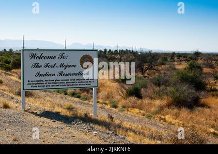 Il cartello di benvenuto accoglie i visitatori della riserva indiana di Fort Mojave, California e Arizona Foto Stock