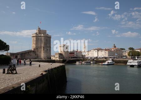 Una vista del porto con barche galleggianti sullo sfondo della torre la Rochelle Foto Stock