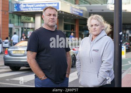 I genitori di Archie Battersbee, Paul Battersbee e Hollie Dance, parlano con i media fuori dal Royal London Hospital a Whitechapel, nella zona est di Londra. Hanno perso un tentativo della Corte Suprema di ritardare il ritiro del suo trattamento salvavita in attesa di una revisione del suo caso da parte di un comitato delle Nazioni Unite. Data foto: Martedì 2 agosto 2022. Foto Stock