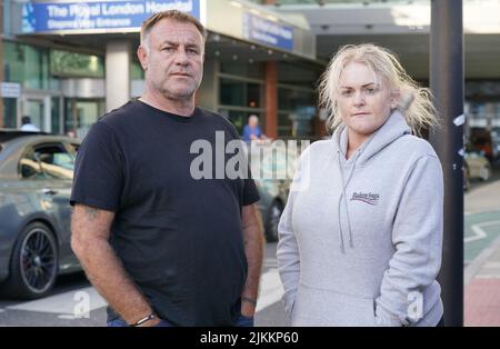 I genitori di Archie Battersbee, Paul Battersbee e Hollie Dance, parlano con i media fuori dal Royal London Hospital a Whitechapel, nella zona est di Londra. Hanno perso un tentativo della Corte Suprema di ritardare il ritiro del suo trattamento salvavita in attesa di una revisione del suo caso da parte di un comitato delle Nazioni Unite. Data foto: Martedì 2 agosto 2022. Foto Stock