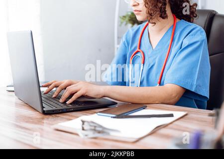 medico che usa il computer, infermiere lavora sul laptop. Foto Stock