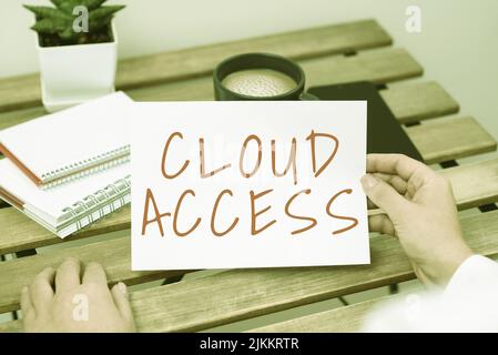 Scrittura a mano di testo accesso al cloud. Foto concettuale strumento software tra l'organizzazione e il fornitore seduta Businesswoman Holding importante Foto Stock