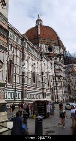 Un'immagine verticale di un vecchio edificio gotico del Duomo di Firenze, Italia Foto Stock