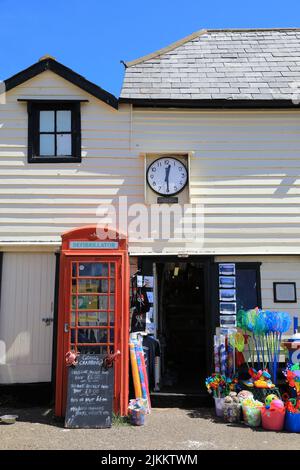 Il negozio sul mare Boathouse nella vecchia casa del padrone del porto e stazione di vaporetto, nella bella Broadstairs, sull'isola di Thanet, nel Kent, Regno Unito Foto Stock