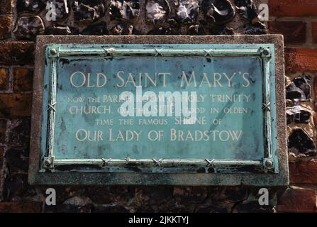 Pietra che segna il luogo in cui il Santuario di nostra Signora di Bradstow una volta si trovava in tempi antichi, ora convertito in un pub, a Broadstairs, Isola di Thanet, Regno Unito Foto Stock