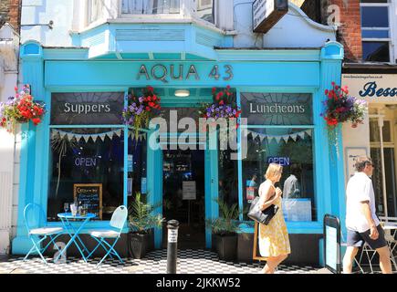 Graziosi caffè in Albion Street, nel centro storico di Broadtstairs, sull'isola di Thanet, nel Kent, Regno Unito Foto Stock