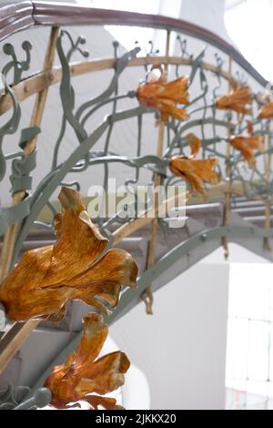 Le lillie di ferro della scala all'interno del palazzo di Reok in Szeged, Hunagry Foto Stock