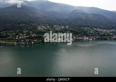 Vista dall'alto di Sant Abbondio sul lago maggiore e sui monti Locarno in Ticino, Svizzera Foto Stock