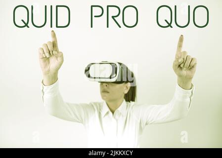 Scrittura visualizzazione testo Quid Pro Quo. Business idea Un favore o un vantaggio concesso o previsto in cambio di qualcosa donna indossando occhiali VR e. Foto Stock