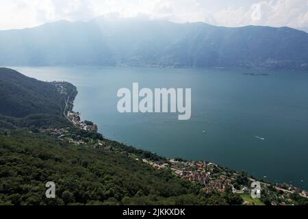 Vista dall'alto di Sant Abbondio sul lago maggiore e sui monti Locarno in Ticino, Svizzera Foto Stock
