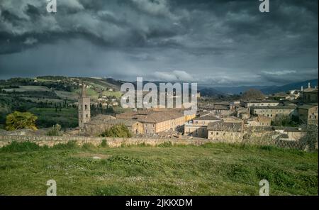 Una vista panoramica sulla città di Urbino in Italia in una giornata buia Foto Stock