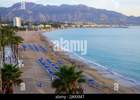 Gruppo di persone che praticano lo yoga al mattino sulla spiaggia di Altea, Alicante, Spagna Foto Stock