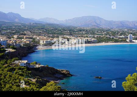 Vista della costa dalla cima delle scogliere di Altea ad Alicante, Spagna Foto Stock