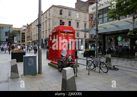 Sauchihall Streett, Glasgow, Scozia, Regno Unito. Cassetta di polizia dipinta di rosso brillante. Ora convertito in una piccola unità al dettaglio che vende oli CBD concentrati Edibles. I dispensari originali della CBDtec Scozia. Associazione dei traffici di cannabis. Foto Stock