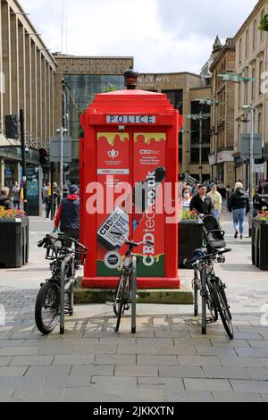 Sauchihall Streett, Glasgow, Scozia, Regno Unito. Cassetta di polizia dipinta di rosso brillante. Ora convertito in una piccola unità al dettaglio che vende oli CBD concentrati Edibles. I dispensari originali della CBDtec Scozia. Associazione dei traffici di cannabis. Foto Stock