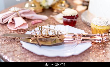 Una bella tavola da matrimonio, nei toni del rosa e dell'oro, la combinazione perfetta di colori Foto Stock