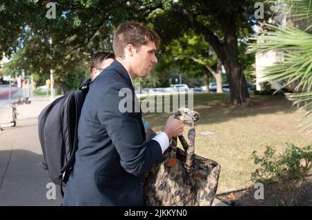 Austin, Texas, Stati Uniti. 2nd ago 2022. Membro della famiglia J.T. LEWIS, 22, arriva sotto pesante sicurezza durante l'inizio del giorno 6 nel processo di diffamazione di Alex Jones (non mostrato) e Infowars al tribunale della contea di Travis il 2 agosto 2022. Jones dovrebbe testimoniare nei giorni di chiusura del processo. (Credit Image: © Bob Daemmrich/ZUMA Press Wire) Foto Stock