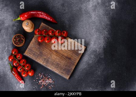 Salsa di pomodoro dolce piccante con aglio, pepe ed erbe in vasetti di vetro. Pomodori in scatola in succo di pomodoro Foto Stock