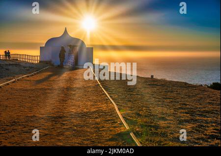 Sesimbra, Portogallo. 31 luglio 2022. alba sull'oceano con una piccola cappella a Cabo Espichel in Sesimbra Portogallo Foto Stock