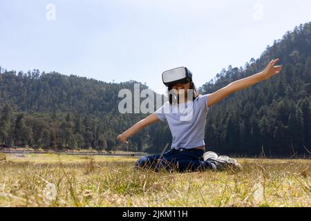 L'adolescente messicano indossa occhiali vr fuori dal concetto metaverse messicano Foto Stock