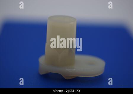 Primo piano di un elemento macchina bianco su sfondo blu Foto Stock