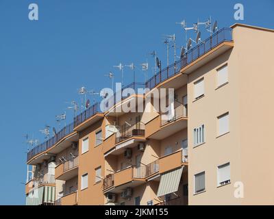 Molte antenne televisive e antenne satellitari sul tetto di un edificio di appartamenti a Ercolano, nel sud dell'Italia Foto Stock