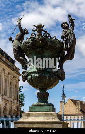 Uno scatto verticale di un punto di riferimento - vaso ornato nel giardino della Cattedrale di Bourges, Francia, Europa Foto Stock