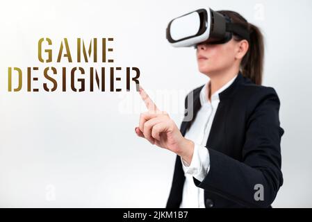 Scrittura mano segno Game Designer. Internet Concept campagne pixel Scripting Programmer console 3D Graphics Woman indossando occhiali VR e puntando sopra Foto Stock