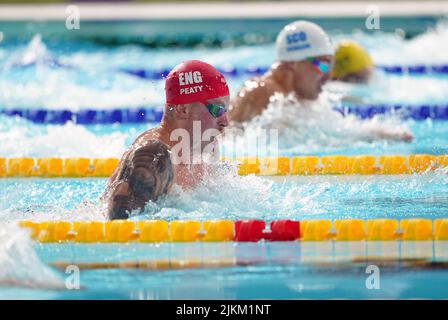 Adam in Inghilterra si appropria per vincere la corsa al seno maschile del 50m - finale al Sandwell Aquatics Center il quinto giorno dei Giochi del Commonwealth del 2022 a Birmingham. Data foto: Martedì 2 agosto 2022. Foto Stock