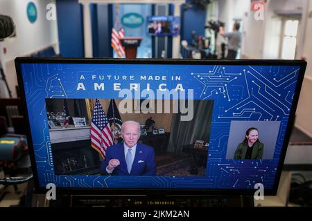 Washington, Stati Uniti. 02nd ago 2022. Il Presidente DEGLI STATI UNITI Joe Biden, sullo schermo parla mentre si unisce ad un evento in Michigan per segnare la firma della direttiva esecutiva del Governatore Gretchen WhitmerÕs per attuare IL CHIP and Science Act del 2022 dalla Casa Bianca il 2 agosto 2022. (Foto di Oliver Contreras/for the New York Times) Credit: Sipa USA/Alamy Live News Foto Stock