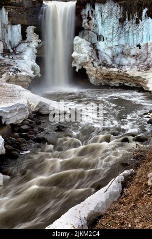 Una vista agghiacciante delle Cascate Minnehaha a Minneapolis, Minnesota, USA Foto Stock