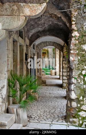 Uno scatto verticale di una strada stretta tra vecchi edifici in un villaggio in provincia di Benevento in Italia. Foto Stock