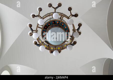 Splendido lampadario nella stazione ferroviaria di Szeged, Ungheria Foto Stock