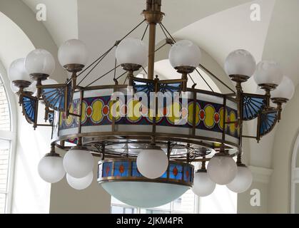 Splendido lampadario nella stazione ferroviaria di Szeged, Ungheria Foto Stock