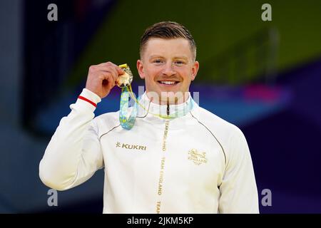 Adam d’Inghilterra torba con la medaglia d’oro dopo la finale degli uomini del 50m al Sandwell Aquatics Center il quinto giorno dei Giochi del Commonwealth di Birmingham del 2022. Data foto: Martedì 2 agosto 2022. Foto Stock