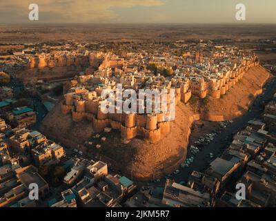 Una vista paesaggistica del Forte Jaisalmer situato nel Rajasthan. Veduta aerea dei forti in India. Foto Stock